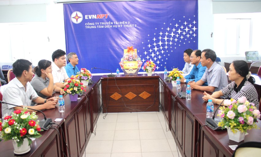 CÔNG ĐOÀN EVNNPT THĂM HỎI, TẶNG QUÀ TẾT NGUYÊN ĐÁN BÍNH NGỌ ĐẾN NGƯỜI LAO ĐỘNG 