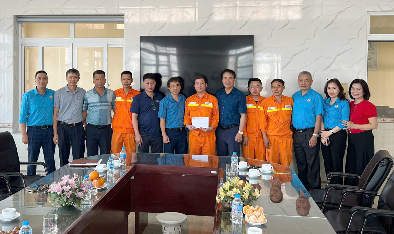 Công đoàn EVNNPT tiếp sức người lao động Truyền tải điện Đông Bắc 2 trong Tháng Công nhân