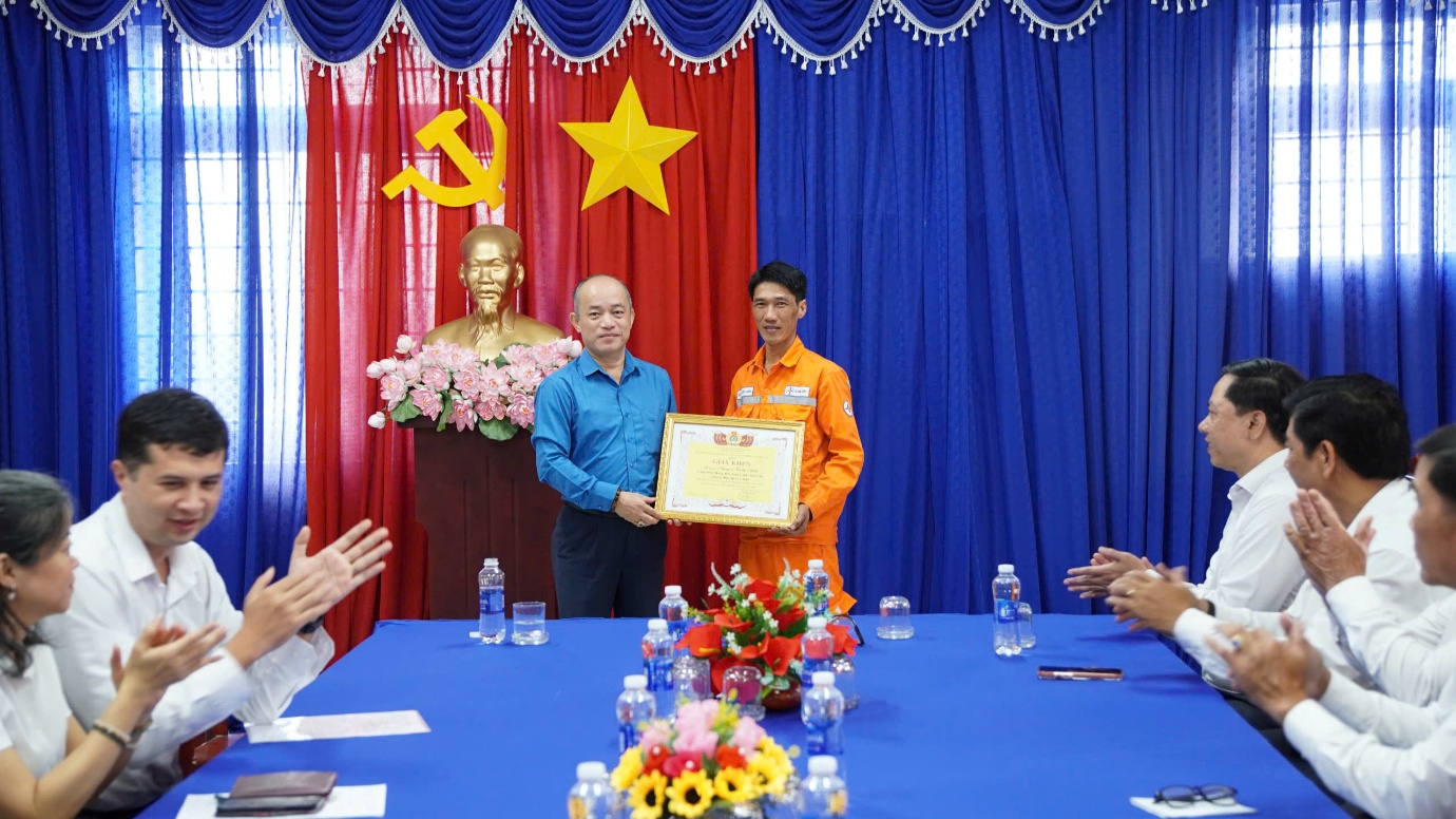 Công đoàn EVNSPC đem mùa xuân - niềm vui - phấn khởi đến người lao động 2