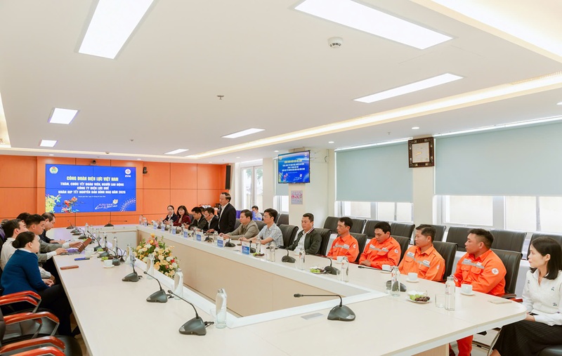 Công đoàn Tập đoàn Điện lực Việt Nam thăm, chúc tết đoàn viên người lao động Công ty Điện lực Huế 