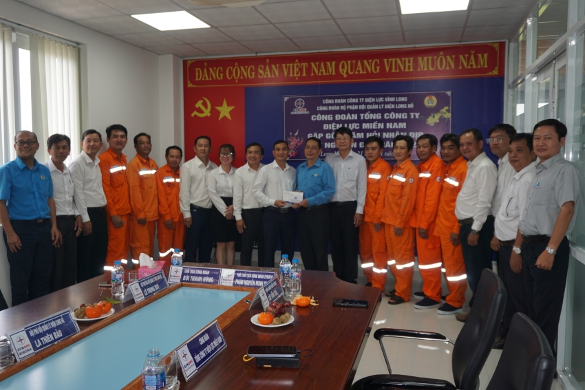 Công đoàn Tổng Công ty Điện lực miền Nam thăm hỏi người lao động tại Đội Quản lý điện: Chợ Lách và Long Hồ 1