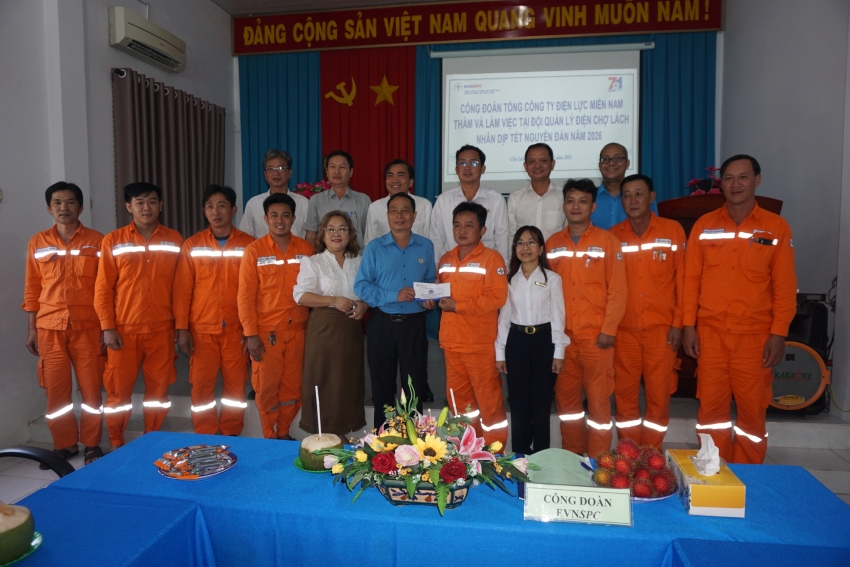Công đoàn Tổng Công ty Điện lực miền Nam thăm hỏi người lao động tại Đội Quản lý điện: Chợ Lách và Long Hồ