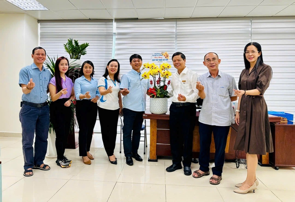 Công đoàn Tổng công ty Điện lực Thành phố Hồ Chí Minh thăm, chúc mừng nhân Ngày Thầy thuốc Việt Nam 27/2