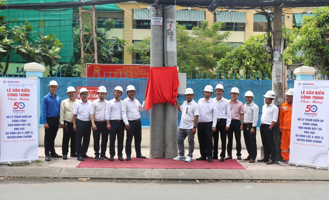 CÔNG TY ĐIỆN LỰC BÌNH CHÁNH GẮN BIỂN CÁC CÔNG TRÌNH CHÀO MỪNG 50 NĂM NGÀY THÀNH LẬP SỞ QUẢN LÝ VÀ PHÂN PHỐI ĐIỆN TP.HCM 1