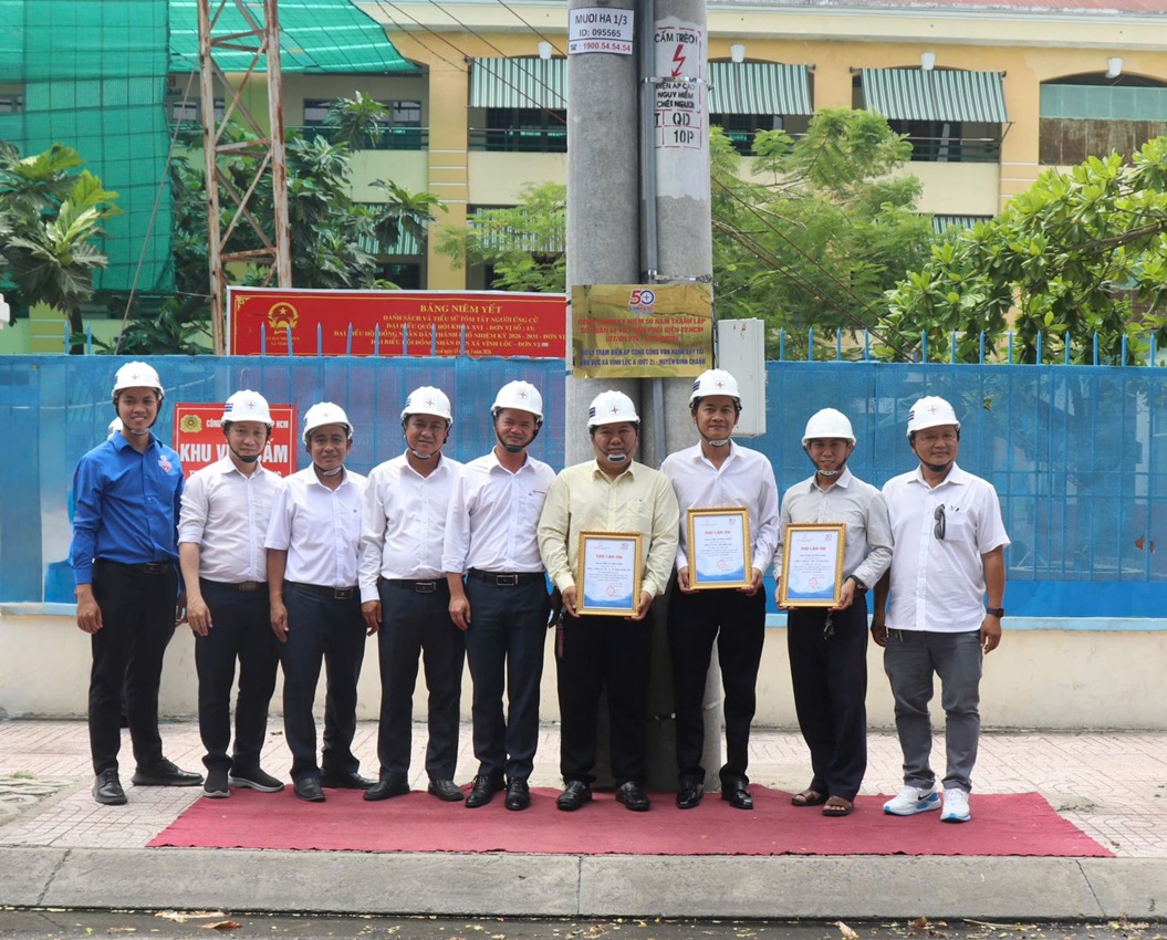 CÔNG TY ĐIỆN LỰC BÌNH CHÁNH GẮN BIỂN CÁC CÔNG TRÌNH CHÀO MỪNG 50 NĂM NGÀY THÀNH LẬP SỞ QUẢN LÝ VÀ PHÂN PHỐI ĐIỆN TP.HCM 2
