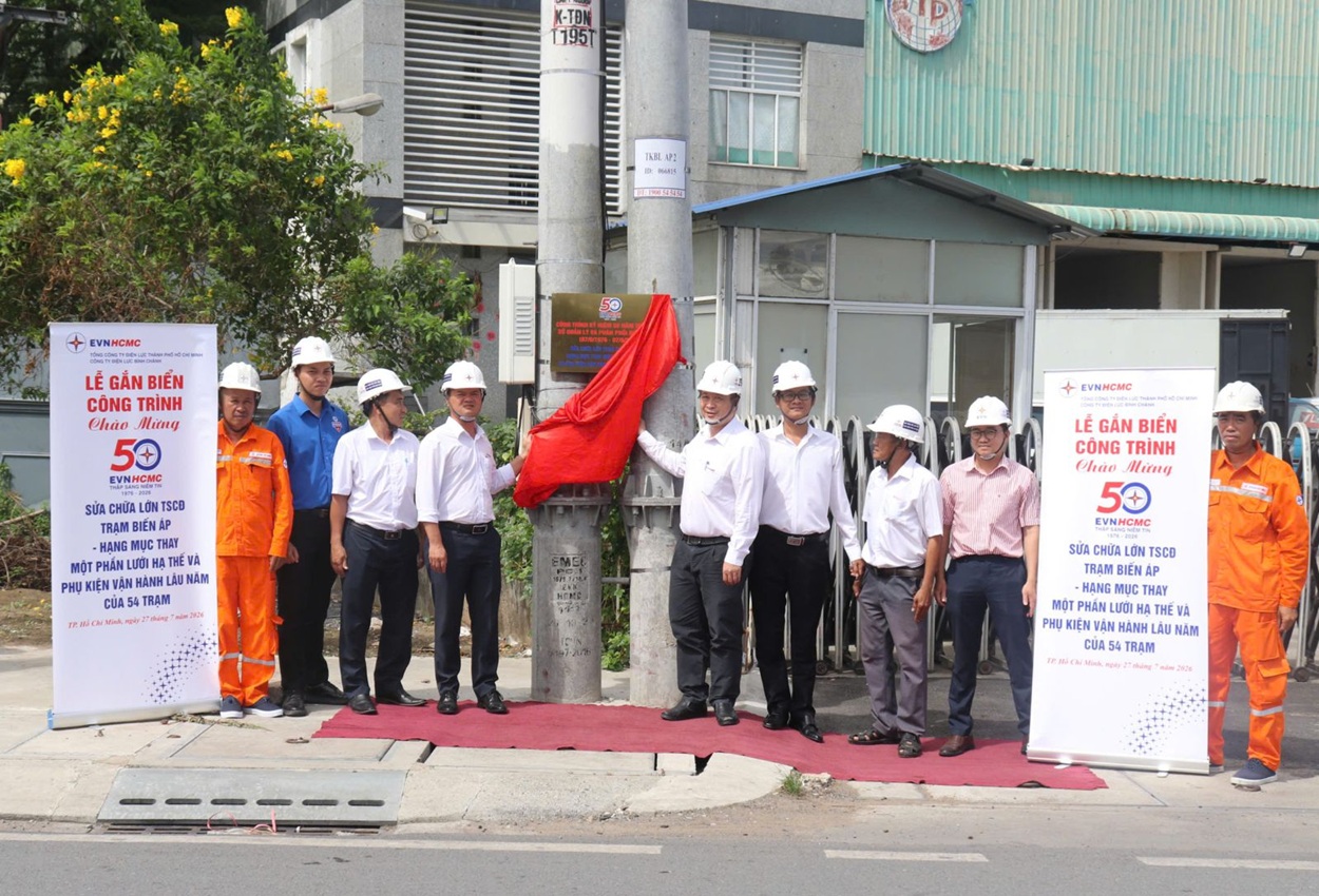 CÔNG TY ĐIỆN LỰC BÌNH CHÁNH GẮN BIỂN CÁC CÔNG TRÌNH CHÀO MỪNG 50 NĂM NGÀY THÀNH LẬP SỞ QUẢN LÝ VÀ PHÂN PHỐI ĐIỆN TP.HCM