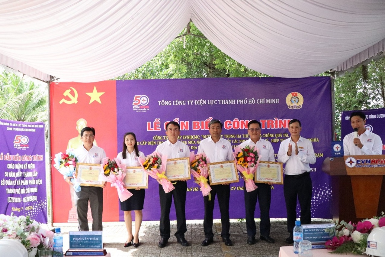 Công ty Điện lực Bình Dương gắn biển công trình chào mừng kỷ niệm 50 năm Ngày thành lập Sở Quản lý và phân phối điện Thành phố Hồ Chí Minh 3