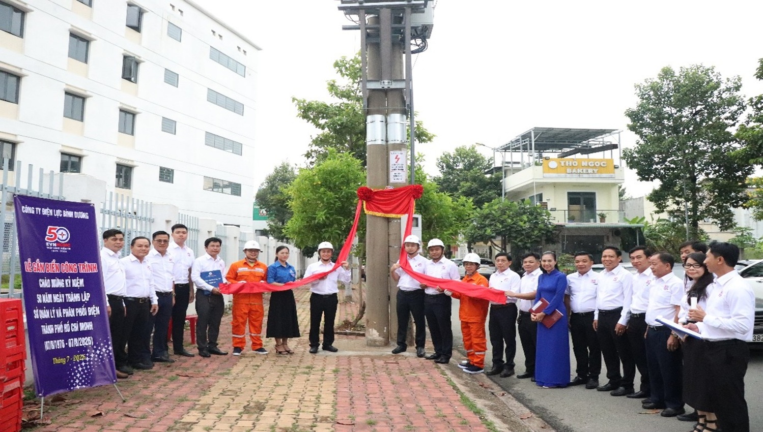 Công ty Điện lực Bình Dương gắn biển công trình chào mừng kỷ niệm 50 năm Ngày thành lập Sở Quản lý và phân phối điện Thành phố Hồ Chí Minh