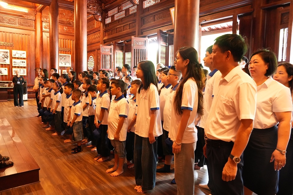 Công ty Điện lực Lào Cai dâng hương, báo công tại Nhà bia tưởng niệm Bác Hồ 1