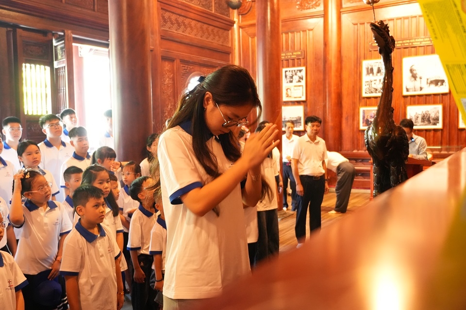 Công ty Điện lực Lào Cai dâng hương, báo công tại Nhà bia tưởng niệm Bác Hồ 3