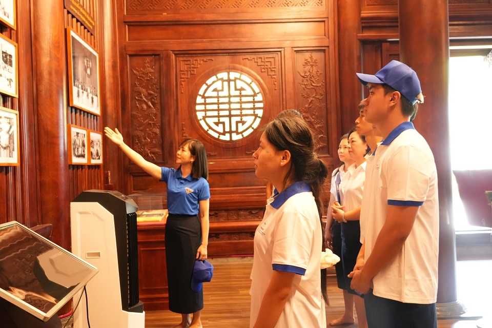 Công ty Điện lực Lào Cai dâng hương, báo công tại Nhà bia tưởng niệm Bác Hồ 4