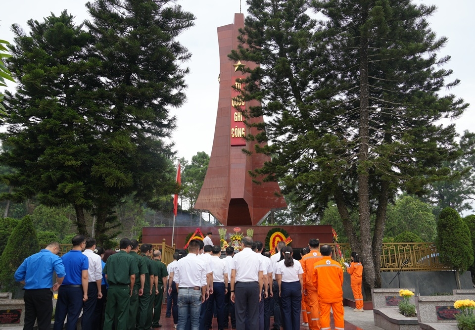Công ty Điện lực Lào Cai dâng hương tưởng niệm các Anh hùng liệt sĩ nhân kỷ niệm 79 năm Ngày Thương binh - Liệt sĩ