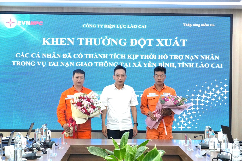 Công ty Điện lực Lào Cai khen thưởng đột xuất 2 nhân viên Điện lực Yên Bái kịp thời cứu người bị tai nạn giao thông