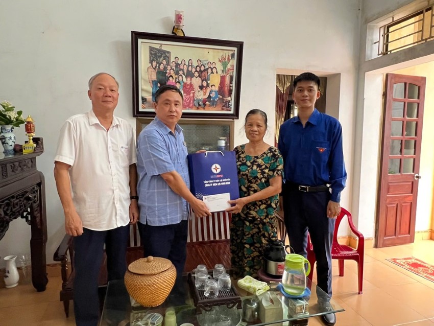 Công ty Điện lực Ninh Bình tri ân gia đình thân nhân liệt sĩ, lan tỏa giá trị nhân văn của người thợ điện EVN 1