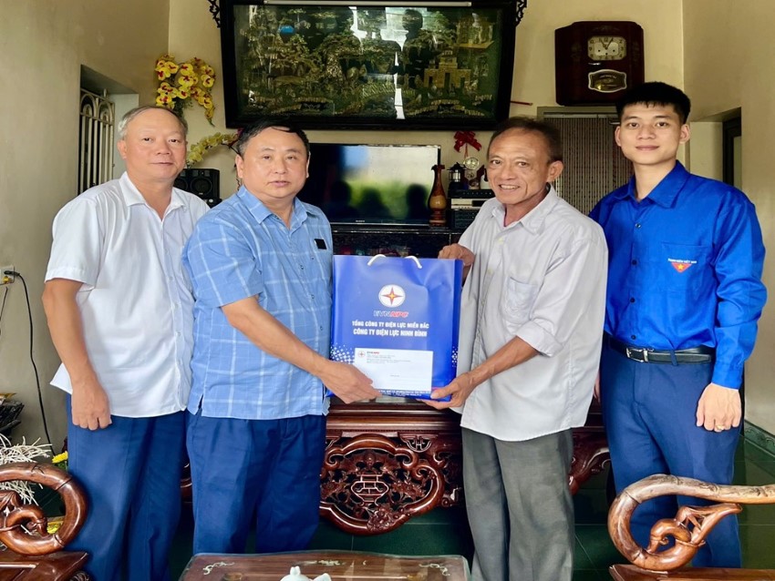 Công ty Điện lực Ninh Bình tri ân gia đình thân nhân liệt sĩ, lan tỏa giá trị nhân văn của người thợ điện EVN 3