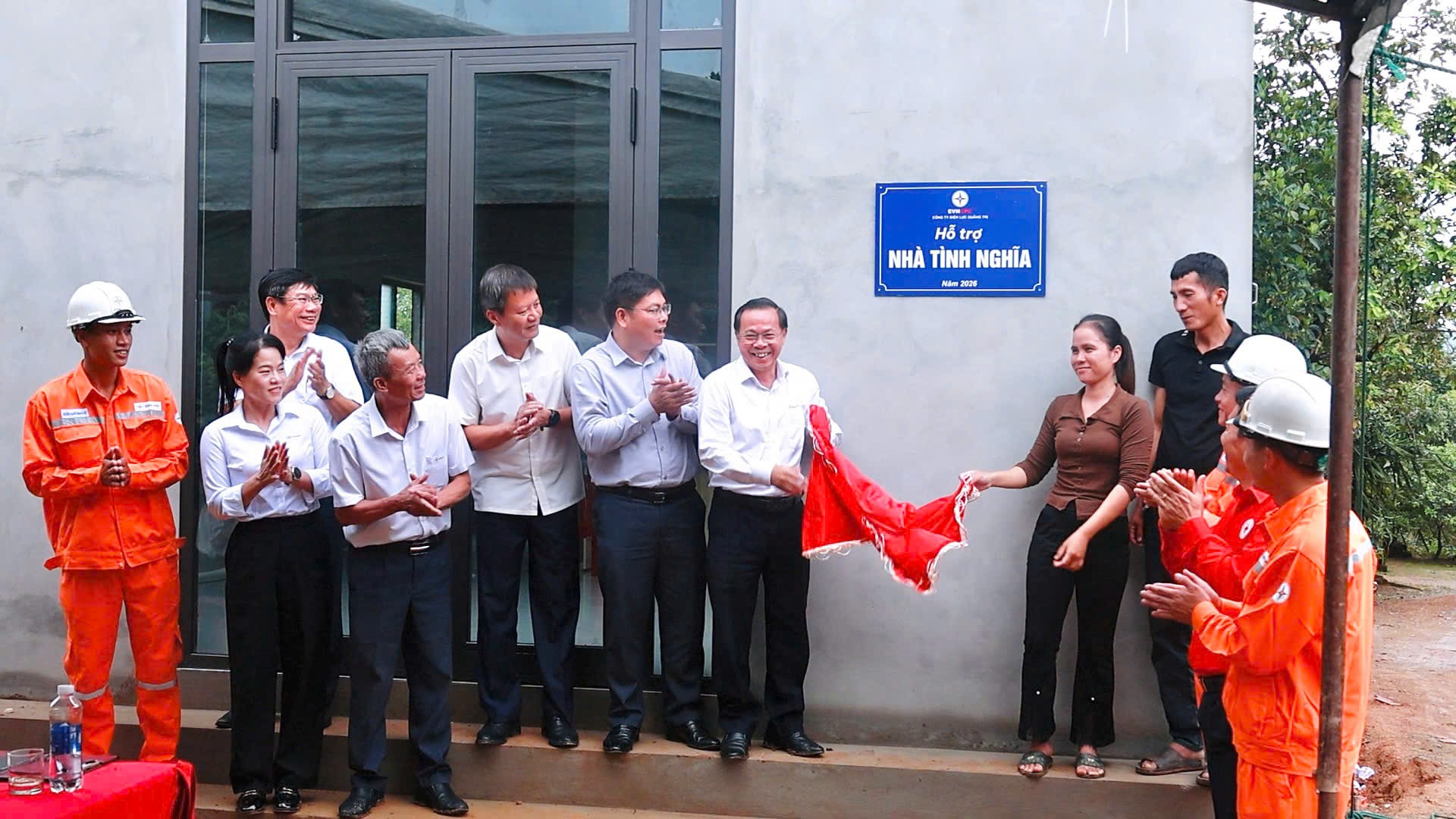 Công ty Điện lực Quảng Trị bàn giao nhà tình nghĩa