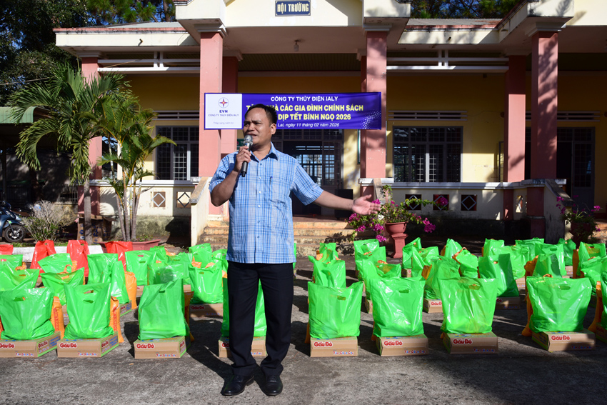 Công ty thủy điện Ialy trao quà Tết cho bà con có hoàn cảnh khó khăn 1