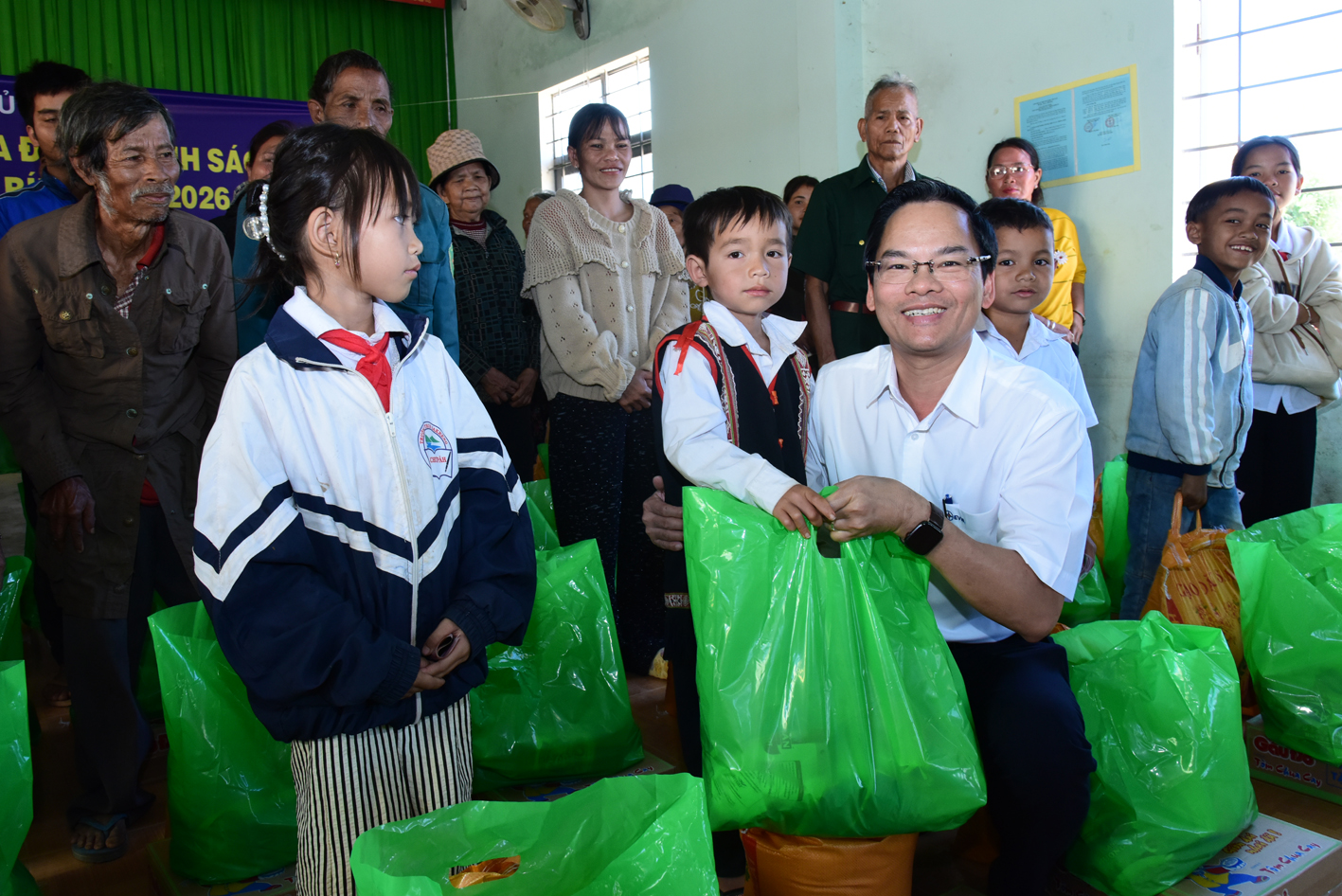 Công ty thủy điện Ialy trao quà Tết cho bà con có hoàn cảnh khó khăn 2