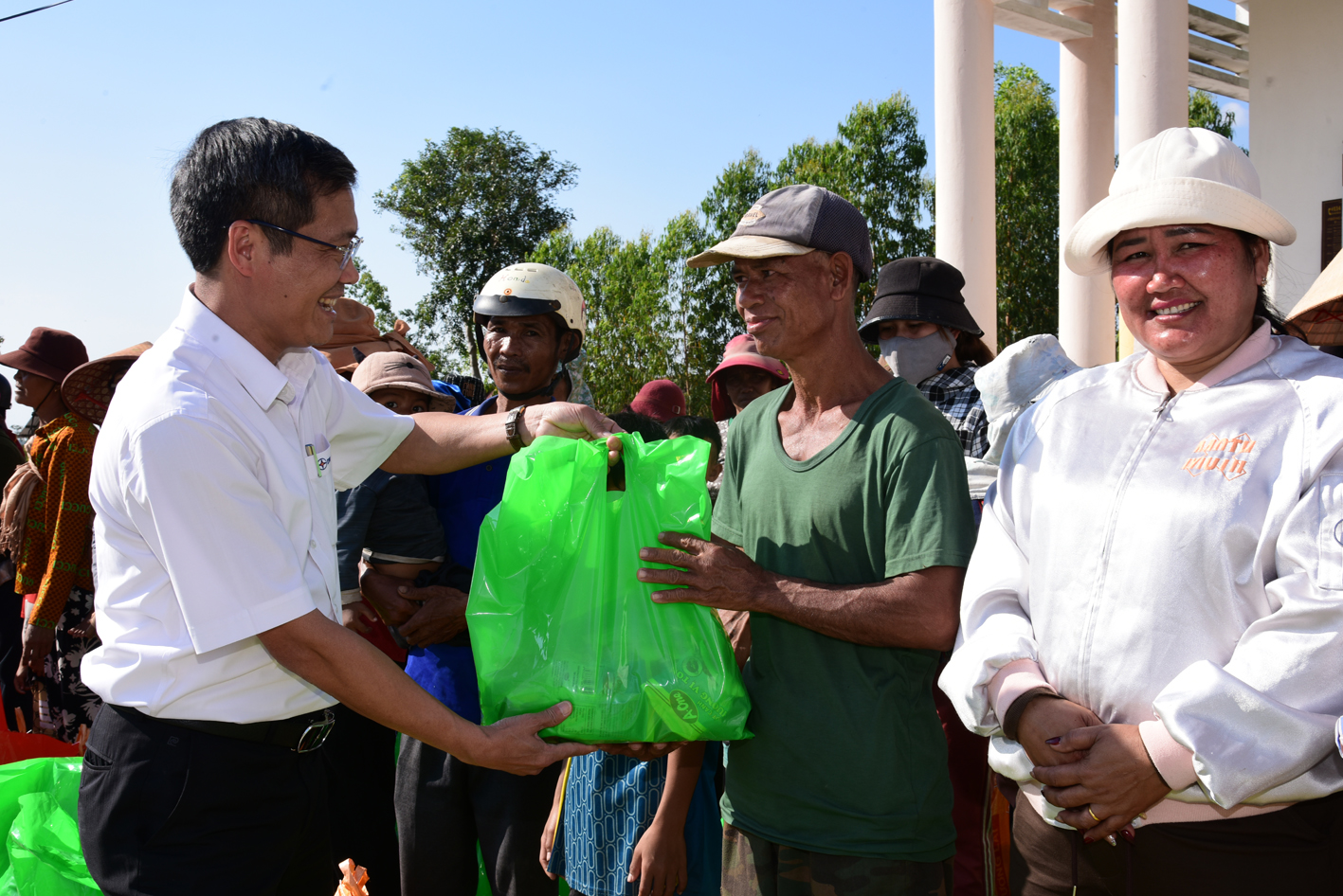 Công ty thủy điện Ialy trao quà Tết cho bà con có hoàn cảnh khó khăn 3