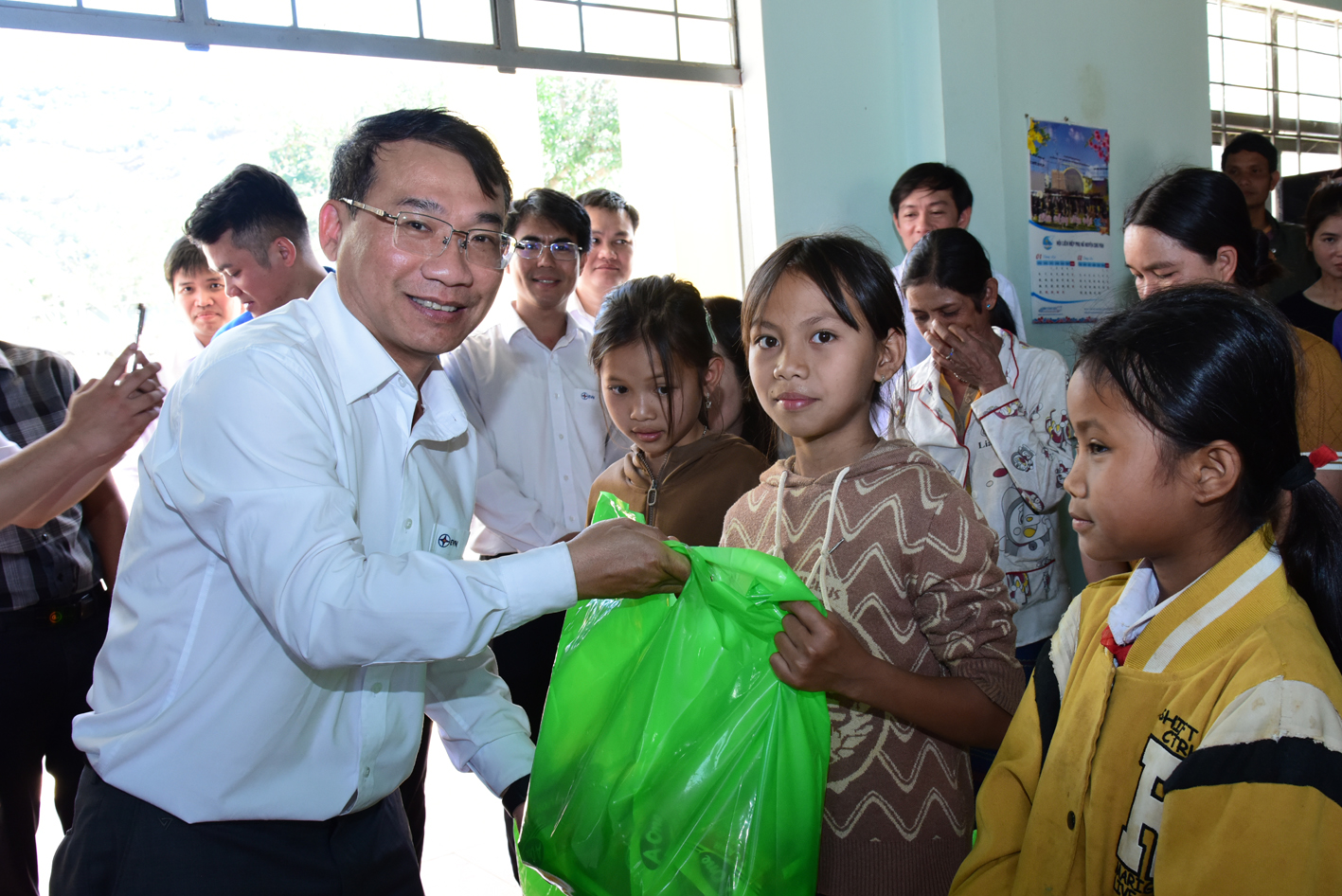 Công ty thủy điện Ialy trao quà Tết cho bà con có hoàn cảnh khó khăn 4
