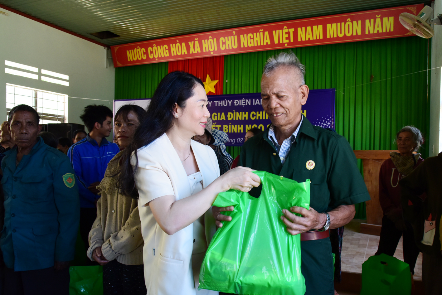 Công ty thủy điện Ialy trao quà Tết cho bà con có hoàn cảnh khó khăn 5