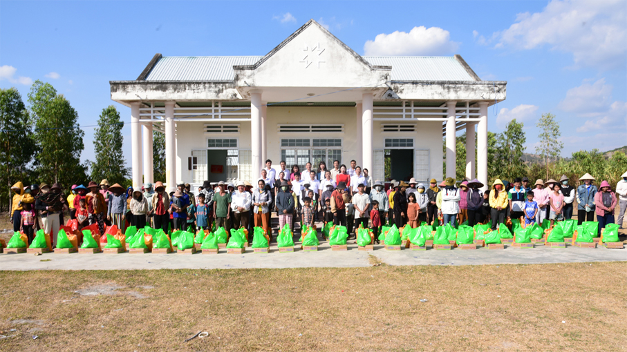 Công ty thủy điện Ialy trao quà Tết cho bà con có hoàn cảnh khó khăn 6