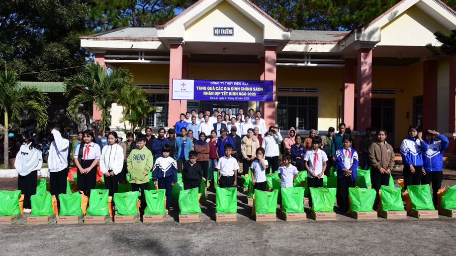 Công ty thủy điện Ialy trao quà Tết cho bà con có hoàn cảnh khó khăn 7