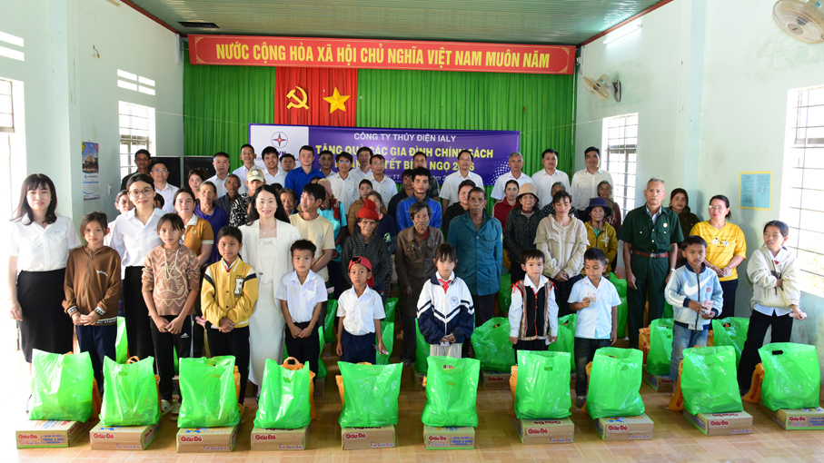 Công ty thủy điện Ialy trao quà Tết cho bà con có hoàn cảnh khó khăn 8