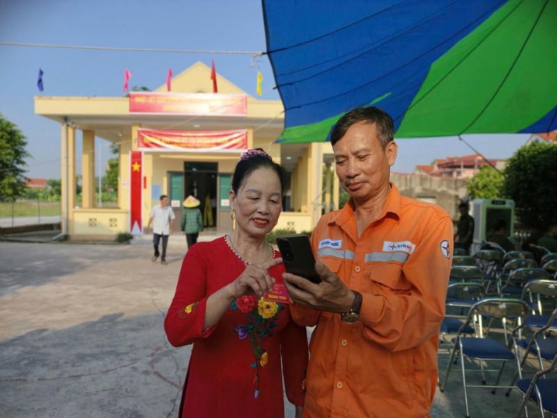 CTĐL Quảng Ninh: Đồng loạt ra quân tuyên truyền ứng dụng App EVN CSKH trong ngày bầu cử Trưởng khu phố nhiệm kỳ 2026 - 2031  5