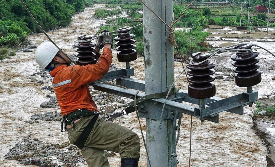 Đã khôi phục điện cho gần 80% khách hàng bị ảnh hưởng do mưa lũ tại Mường La 2