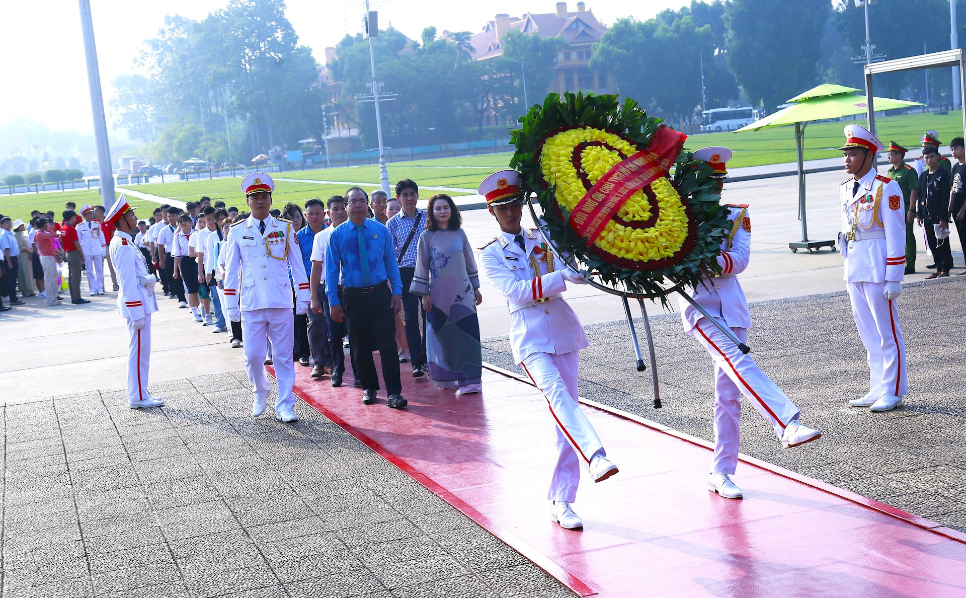 Đoàn đại biểu EVN báo công dâng Bác, lan tỏa truyền thống hiếu học và giá trị gia đình 2