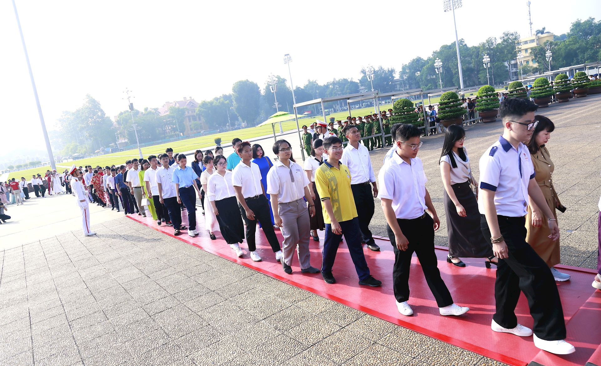 Đoàn đại biểu EVN báo công dâng Bác, lan tỏa truyền thống hiếu học và giá trị gia đình 3