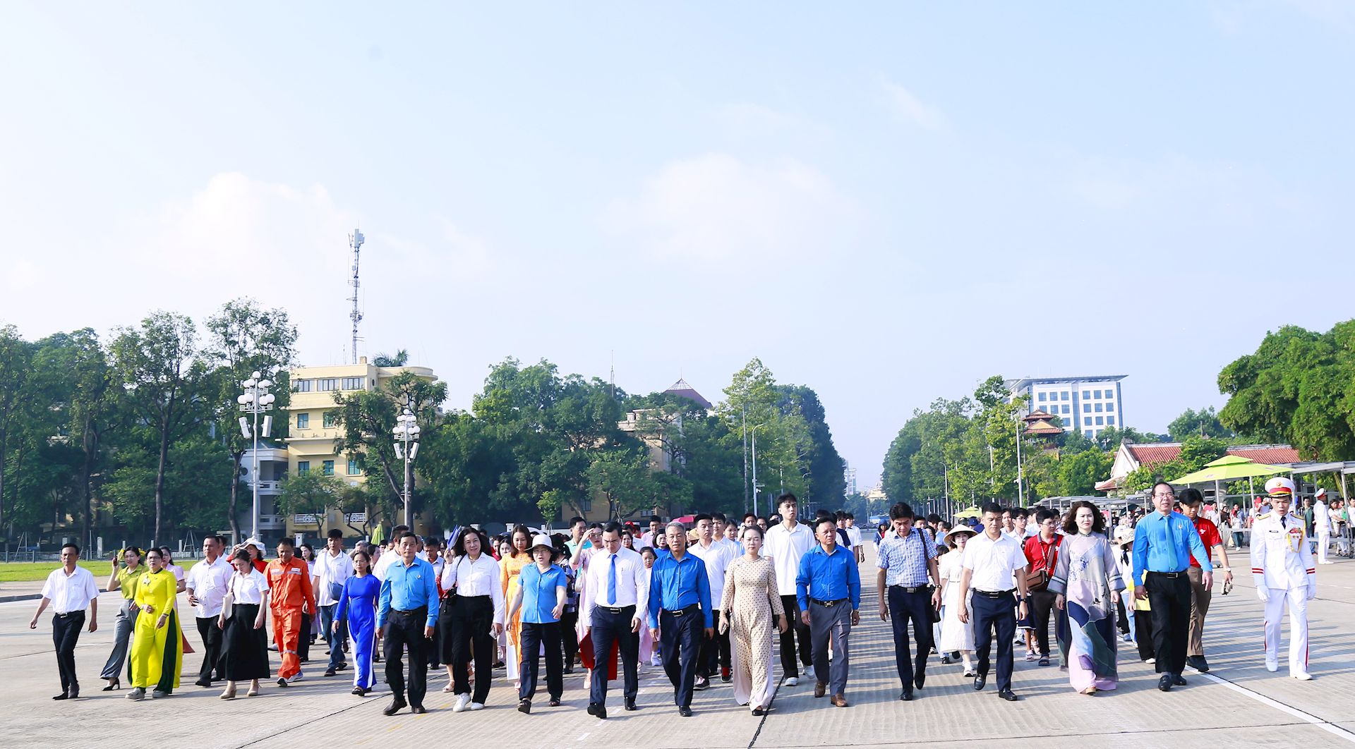 Đoàn đại biểu EVN báo công dâng Bác, lan tỏa truyền thống hiếu học và giá trị gia đình 4