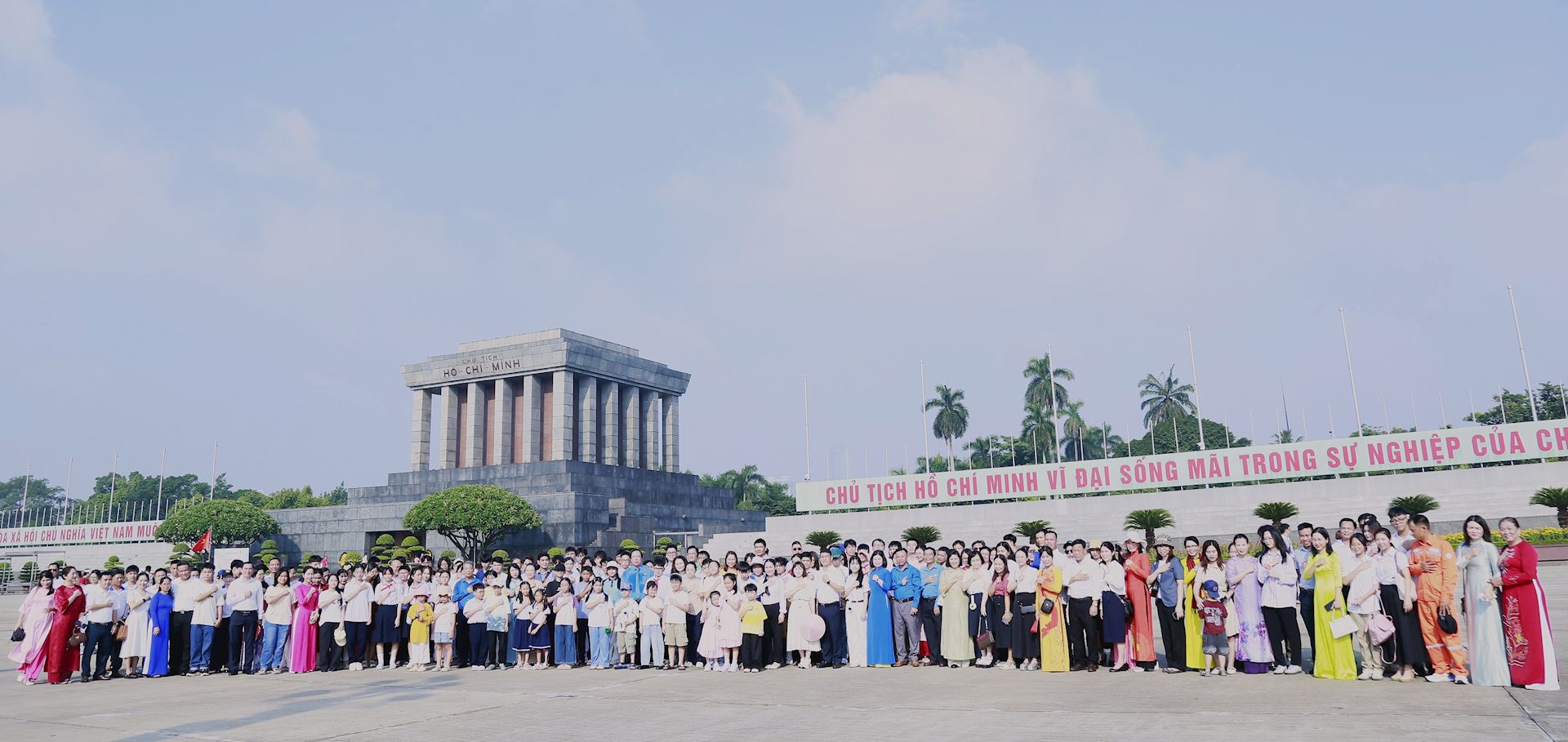 Đoàn đại biểu EVN báo công dâng Bác, lan tỏa truyền thống hiếu học và giá trị gia đình 5