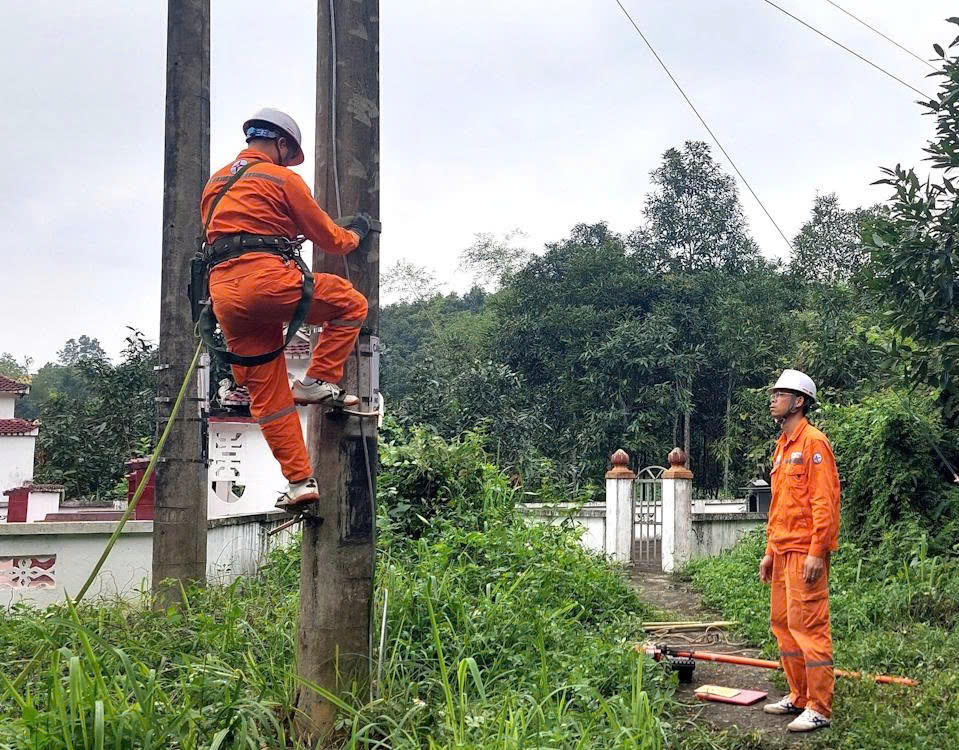 Đội QLĐLKV Văn Yên (CTĐL Lào Cai) đảm bảo an toàn vệ sinh lao động trong sản xuất kinh doanh 1