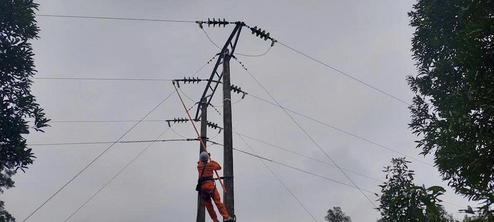 Đội QLĐLKV Văn Yên (CTĐL Lào Cai) đảm bảo an toàn vệ sinh lao động trong sản xuất kinh doanh 3