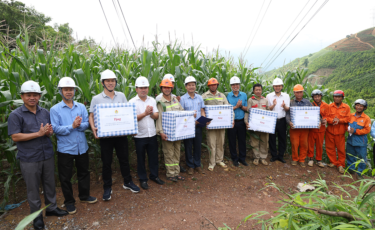 Đóng điện Dự án đường dây 220kV đấu nối Nghĩa Lộ - Việt Trì thiết thực chào mừng Đại hội Đảng toàn quốc lần thứ XIV 2