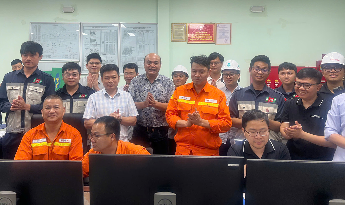 Đóng điện Dự án nâng công suất Trạm biến áp 500kV Hòa Bình, chào mừng 140 năm Ngày Quốc tế Lao động