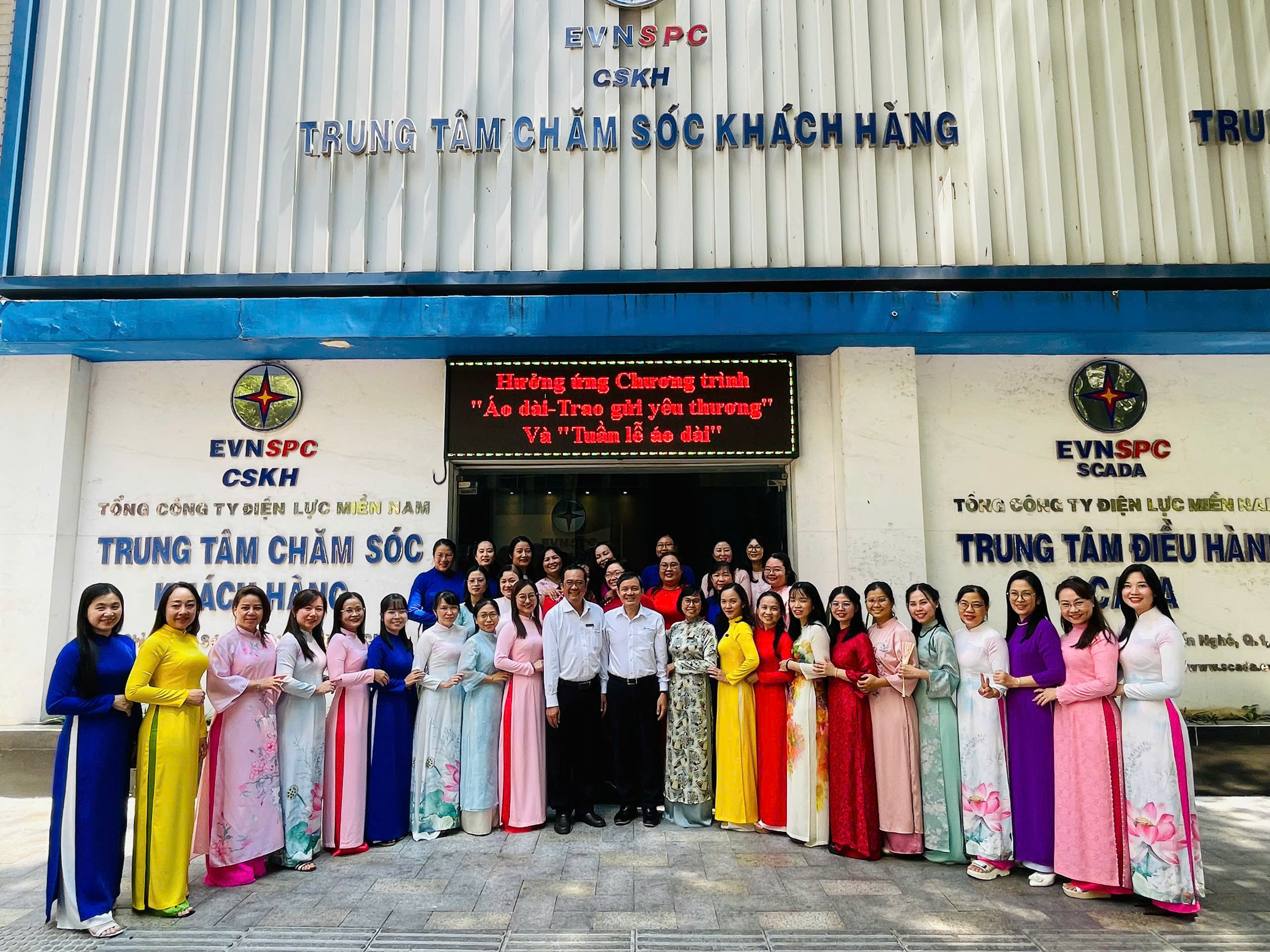 “Duyên dáng sắc áo dài” của nữ CBCNV Trung tâm Chăm sóc Khách hàng Tổng công ty Điện lực miền Nam