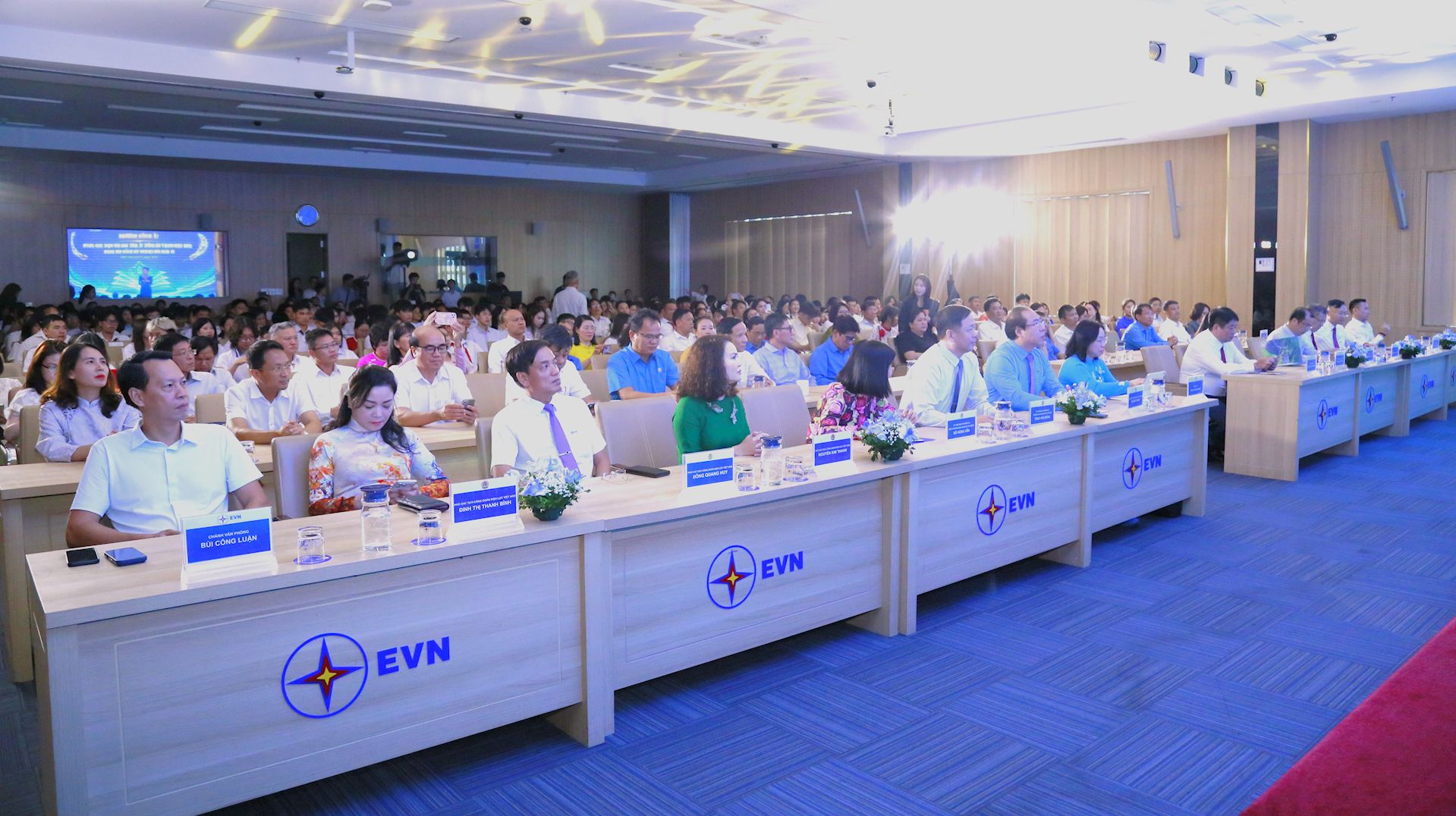 EVN biểu dương 85 học sinh đạt giải quốc gia, quốc tế và 42 gia đình CBCNV tiêu biểu EVN năm 2026 1