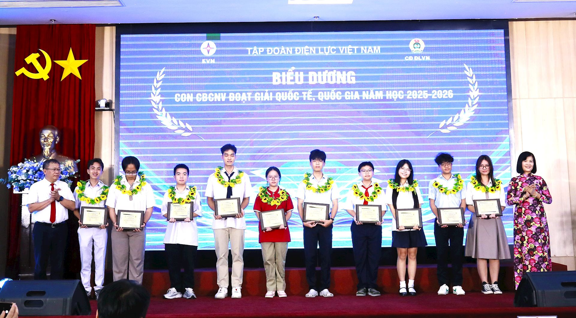 EVN biểu dương 85 học sinh đạt giải quốc gia, quốc tế và 42 gia đình CBCNV tiêu biểu EVN năm 2026 10