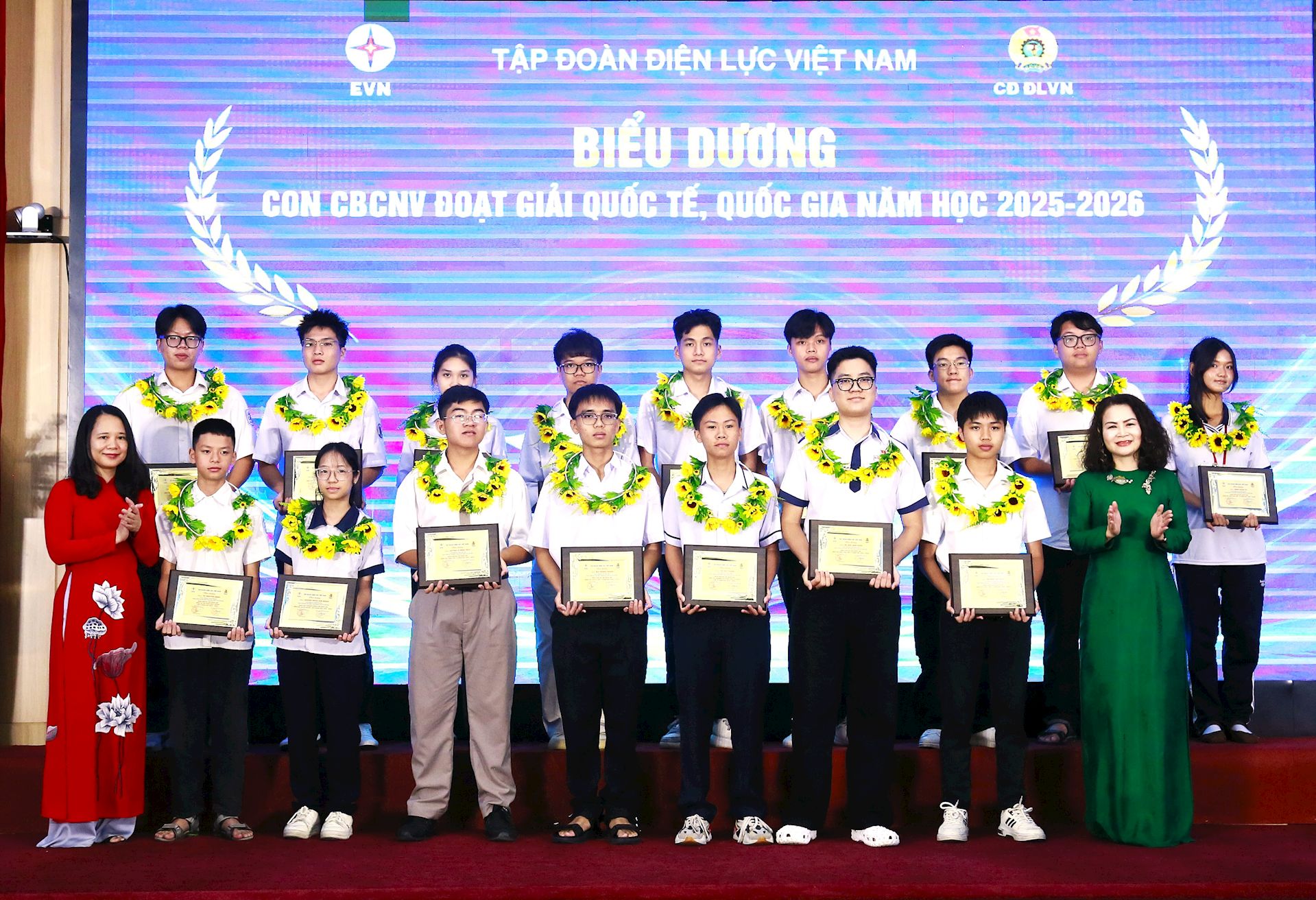 EVN biểu dương 85 học sinh đạt giải quốc gia, quốc tế và 42 gia đình CBCNV tiêu biểu EVN năm 2026 11
