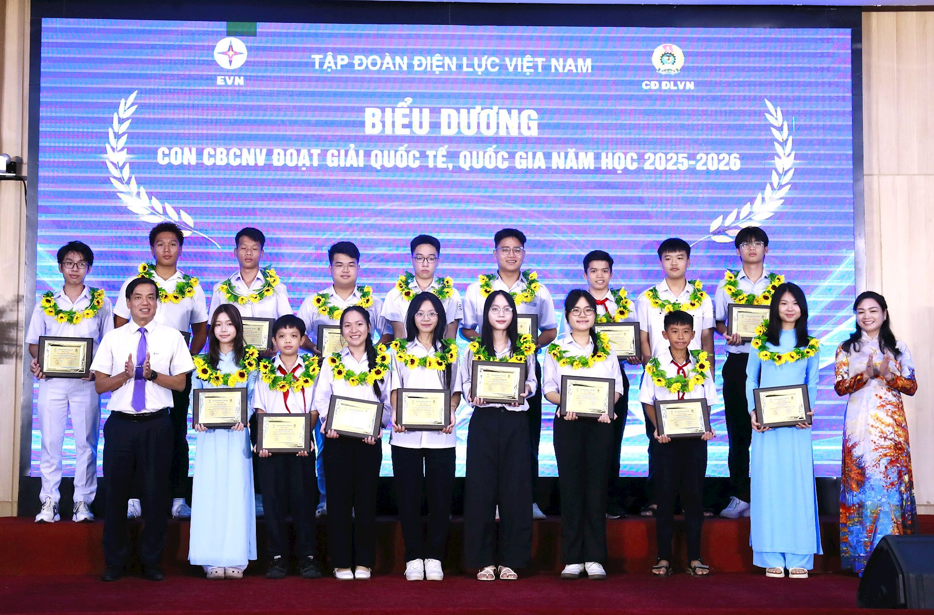 EVN biểu dương 85 học sinh đạt giải quốc gia, quốc tế và 42 gia đình CBCNV tiêu biểu EVN năm 2026 12