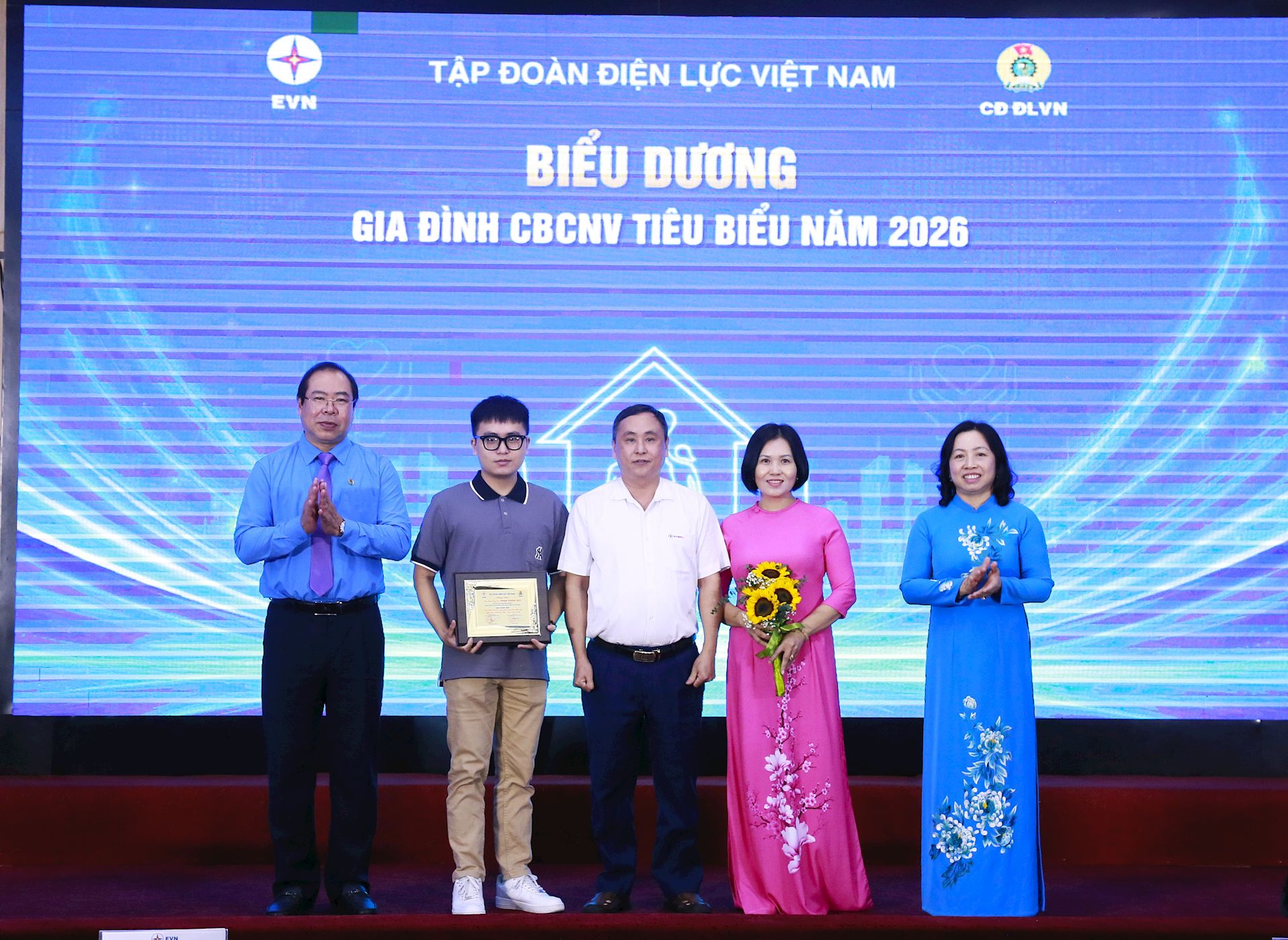 EVN biểu dương 85 học sinh đạt giải quốc gia, quốc tế và 42 gia đình CBCNV tiêu biểu EVN năm 2026 13