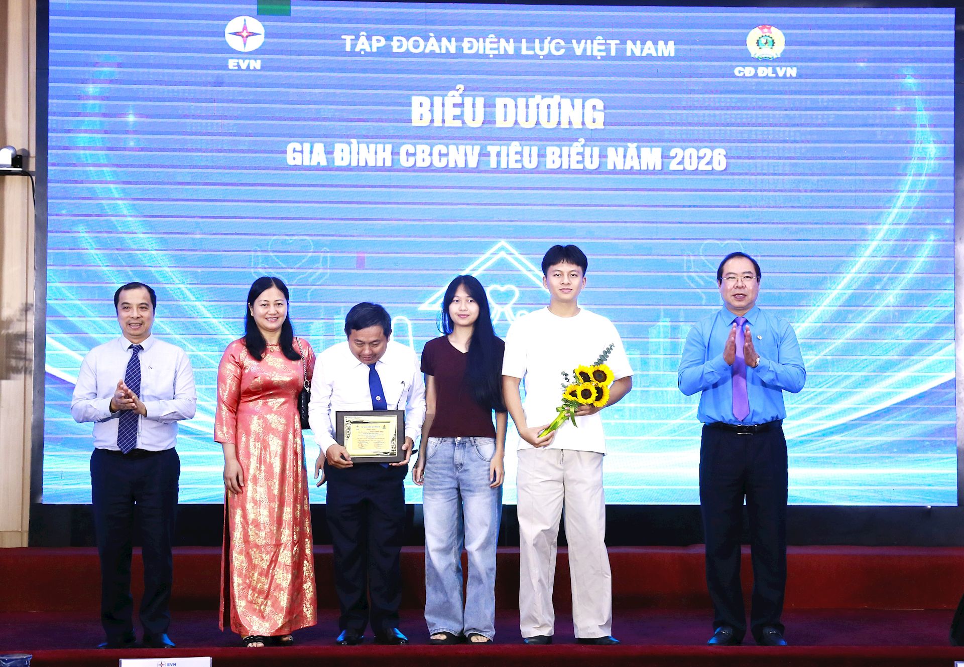 EVN biểu dương 85 học sinh đạt giải quốc gia, quốc tế và 42 gia đình CBCNV tiêu biểu EVN năm 2026 14