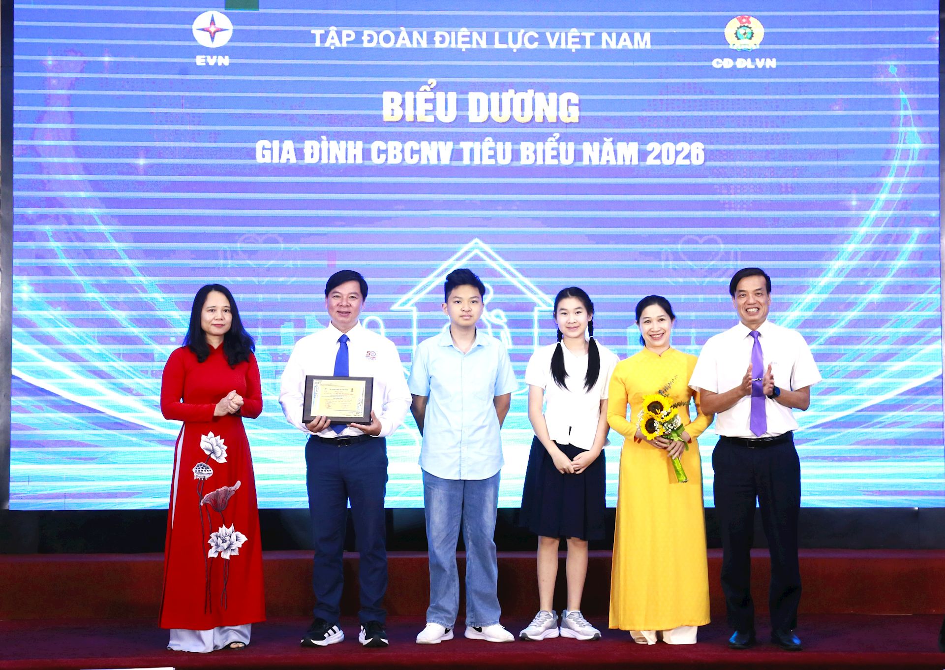 EVN biểu dương 85 học sinh đạt giải quốc gia, quốc tế và 42 gia đình CBCNV tiêu biểu EVN năm 2026 15