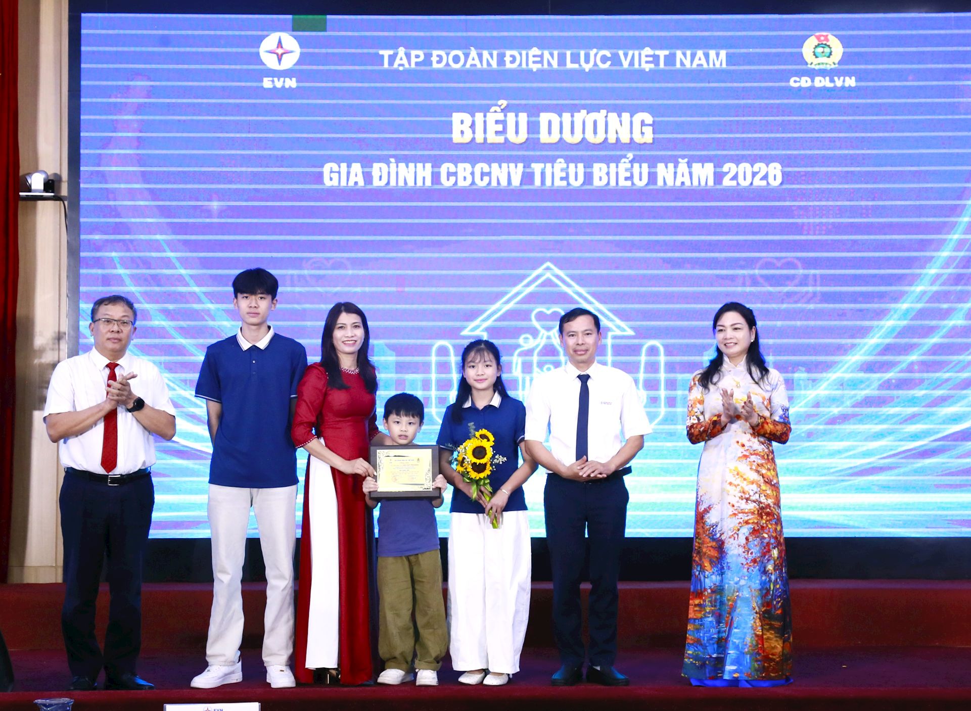 EVN biểu dương 85 học sinh đạt giải quốc gia, quốc tế và 42 gia đình CBCNV tiêu biểu EVN năm 2026 16
