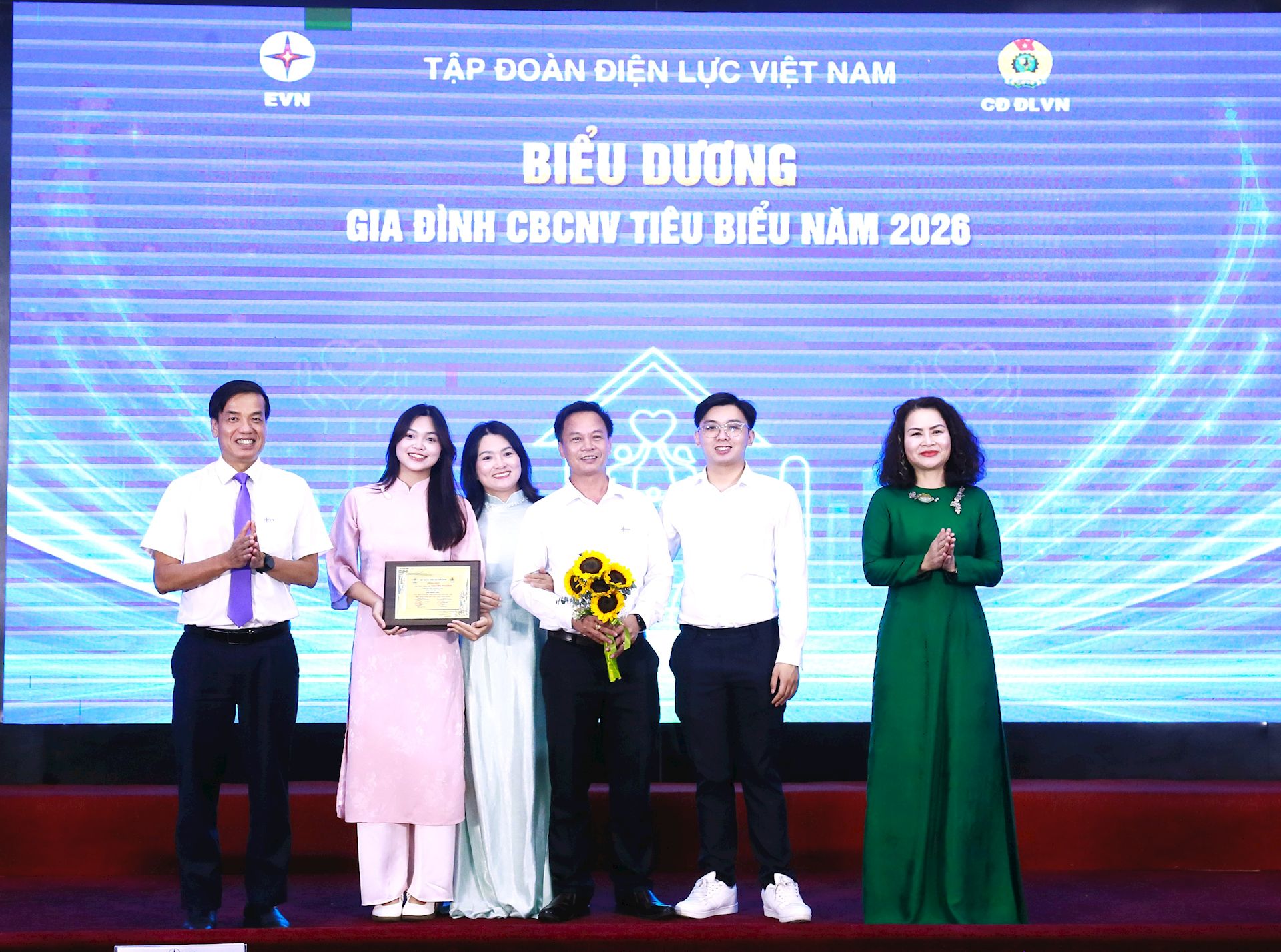 EVN biểu dương 85 học sinh đạt giải quốc gia, quốc tế và 42 gia đình CBCNV tiêu biểu EVN năm 2026 17
