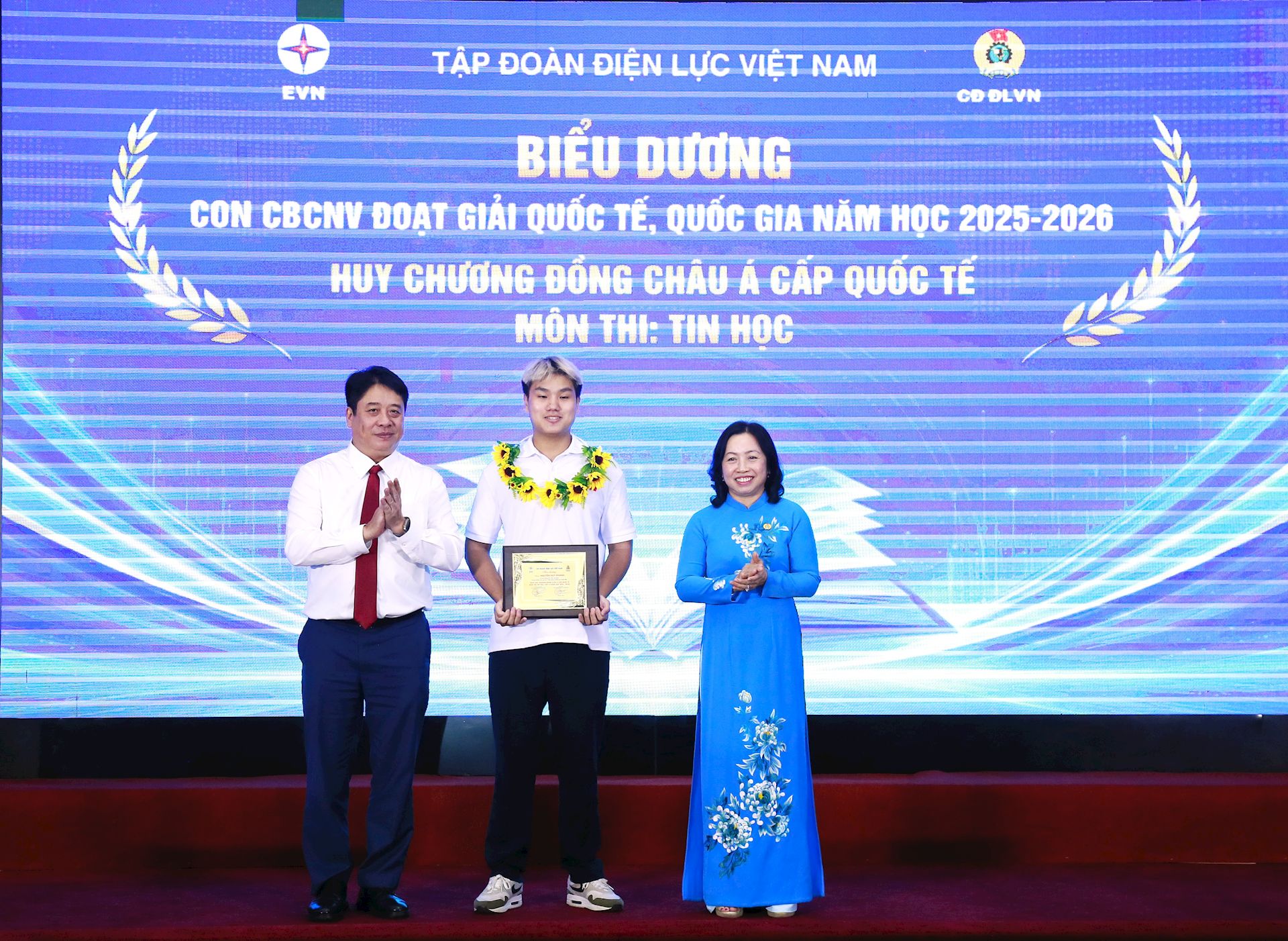 EVN biểu dương 85 học sinh đạt giải quốc gia, quốc tế và 42 gia đình CBCNV tiêu biểu EVN năm 2026 18