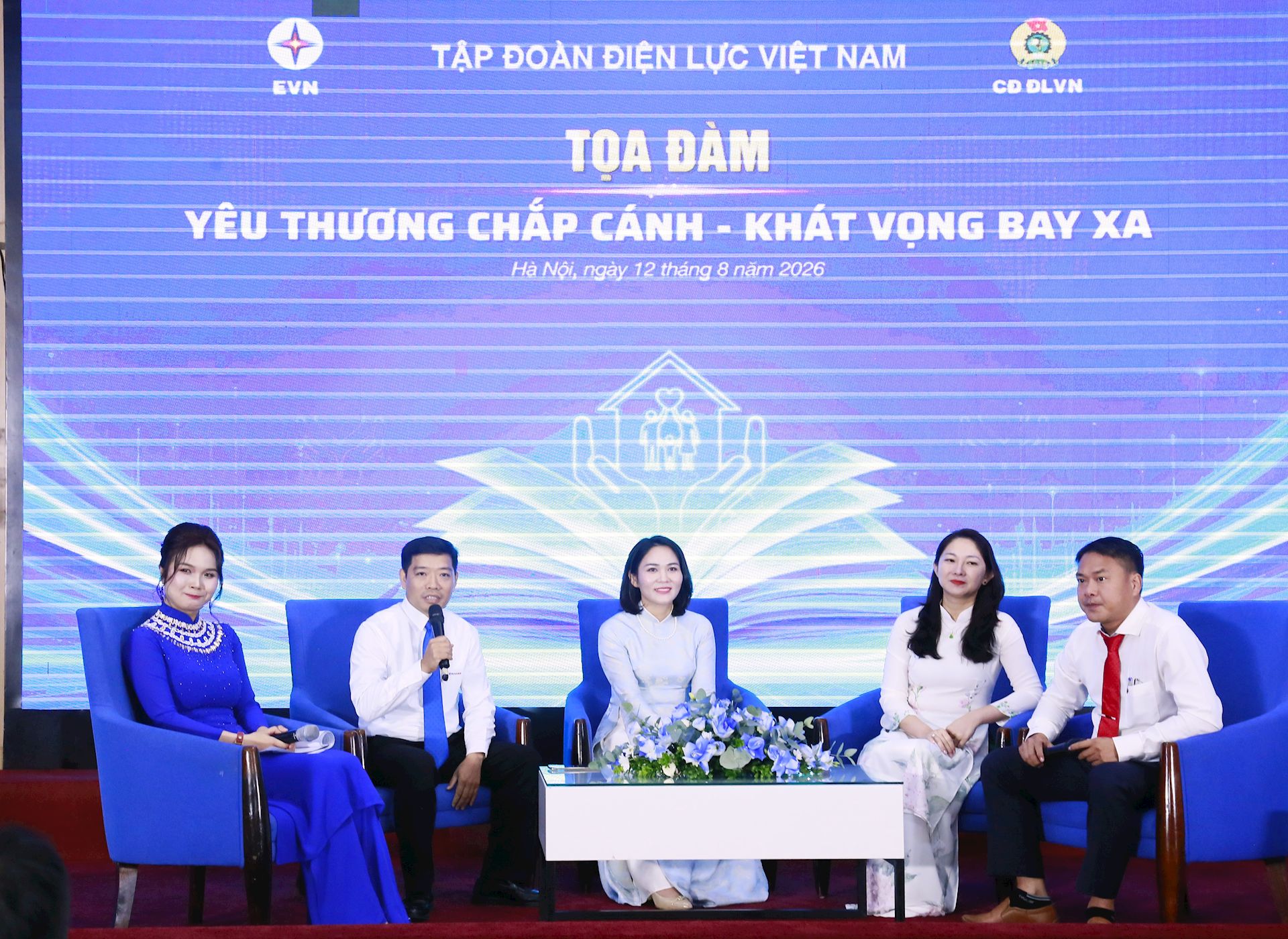 EVN biểu dương 85 học sinh đạt giải quốc gia, quốc tế và 42 gia đình CBCNV tiêu biểu EVN năm 2026 2